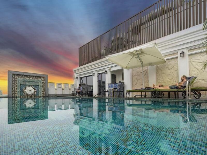 Khách sạn The Lapis Hotel Hanoi có bể bơi vô cực