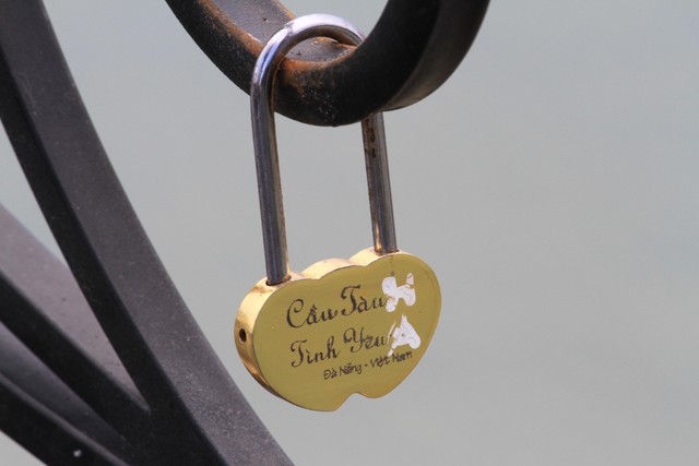 Cùng tạo khóa tình yêu