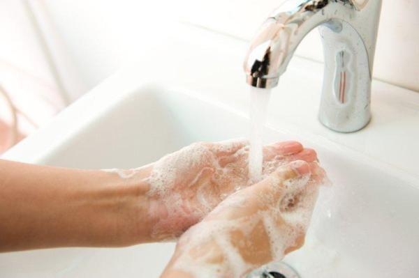 Rửa tay bằng xà phòng trước khi ăn và sau khi đi vệ sinh