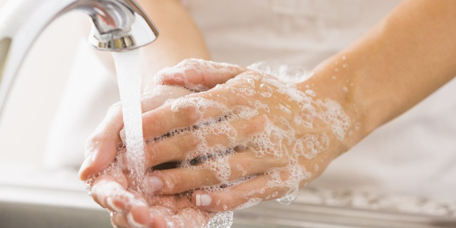 Rửa tay bằng xà phòng trước khi ăn và sau khi đi vệ sinh