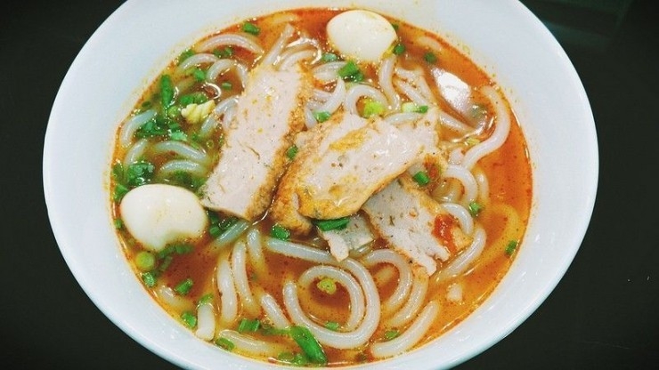 Phố bún lá cá dầm và bánh canh chả cá trên đường Phan Bội Châu