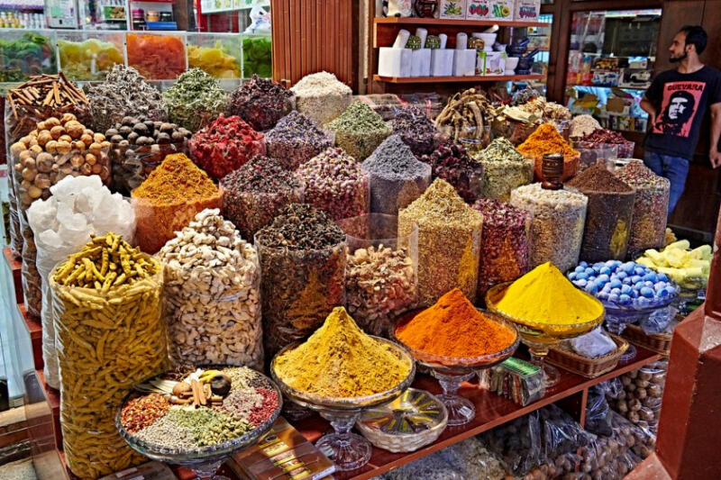 Gia vị và thảo mộc ở chợ gia vị Istanbul