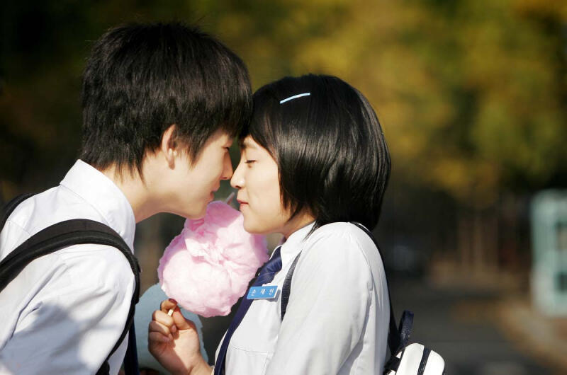 Tình yêu tuổi học trò là gì? Học trò có nên yêu không?