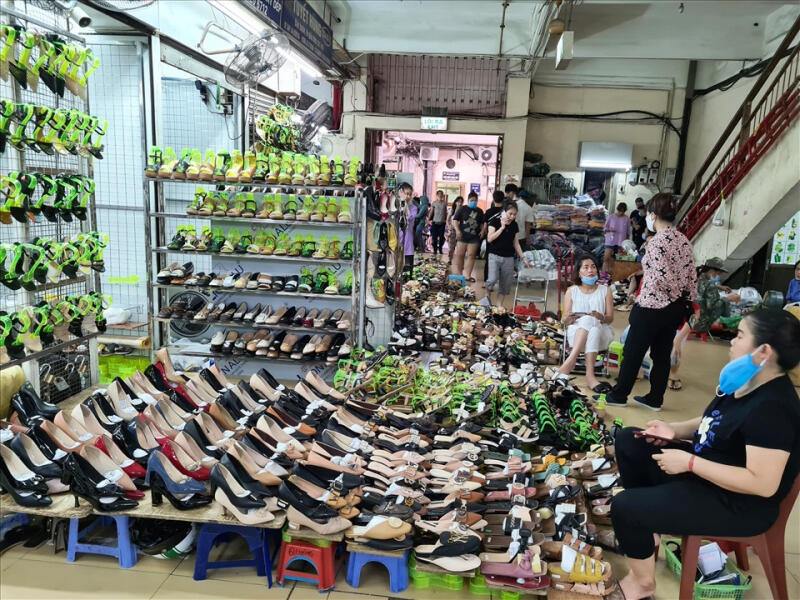 Giày dép sỉ ở Chợ Đồng Xuân