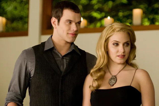 Trong phần 2 Twilight: New Moon, nữ diễn viên Nikki Reed (vai Rosalie Hale) đã từng phải đội tóc giả