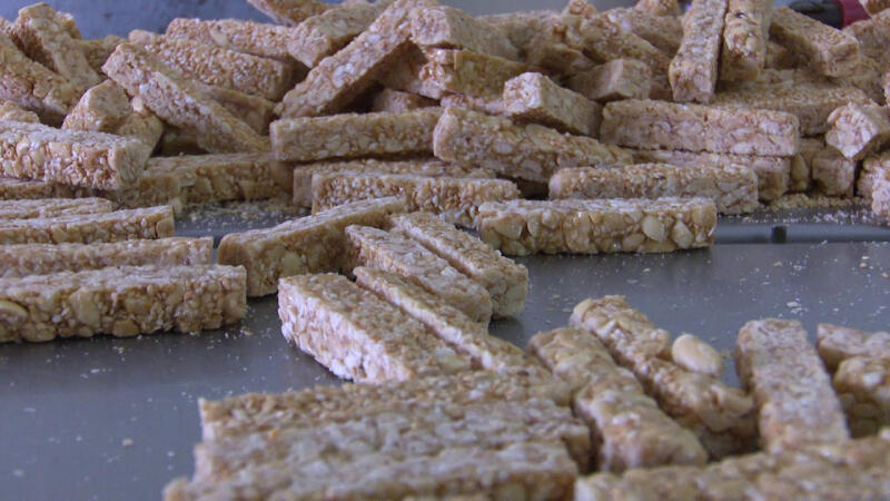 Kẹo lạc làng Nguyễn