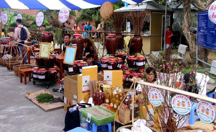 Phiên chợ ngày Tết 2022