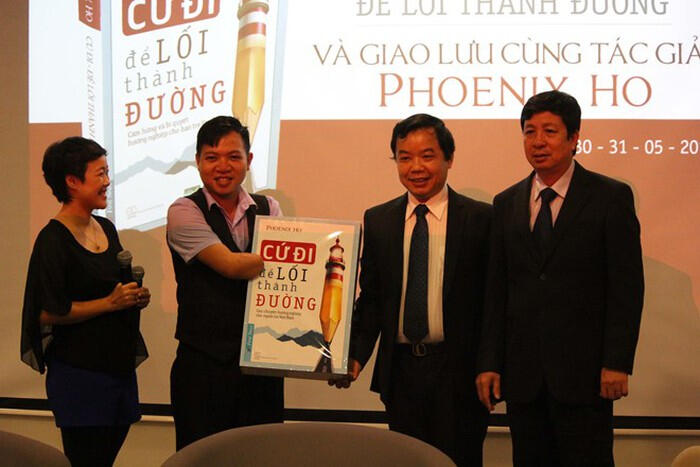 Cứ đi để lối thành đường – Phoenix Ho